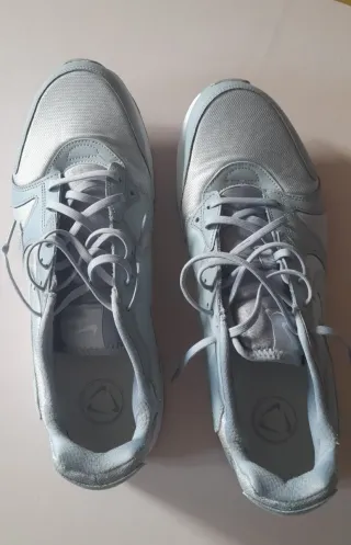 Zapatillas Nike Atsuma Grises y Blancas