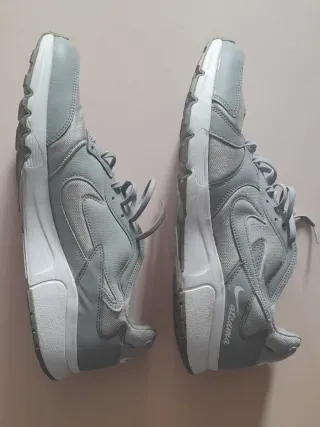 Zapatillas Nike Atsuma Grises y Blancas