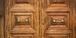 Puerta exterior madera con tiradores. Blindada