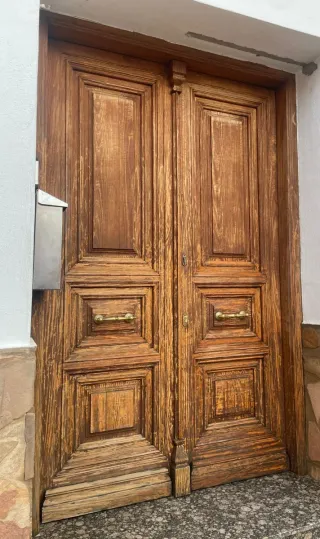Puerta exterior madera con tiradores. Blindada