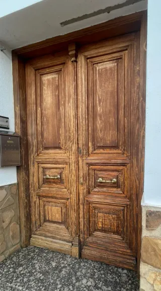 Puerta exterior madera con tiradores. Blindada