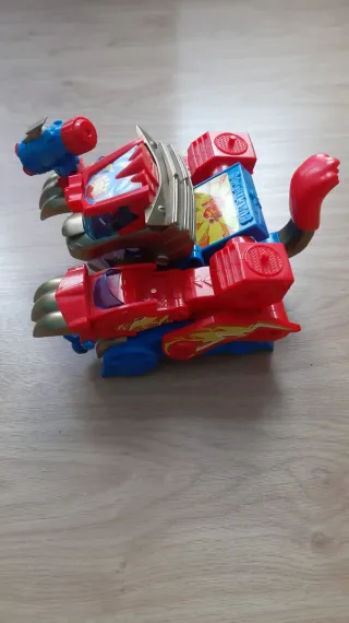 Torre  y robot de los Superthings