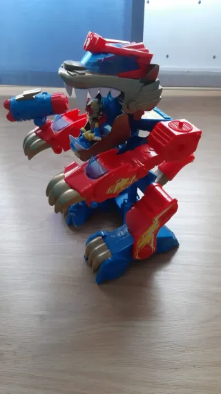 Torre  y robot de los Superthings