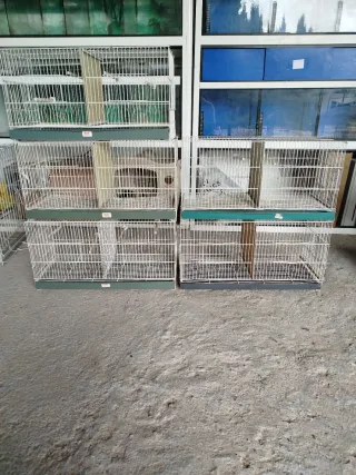 Jaulas de cría blancas