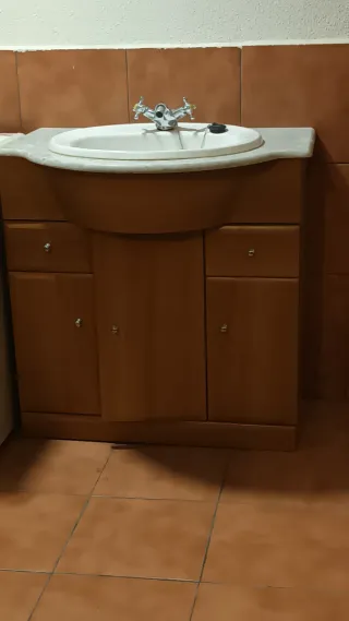 Mueble de baño con lavabo y grifo