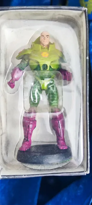 32 Figuras de Plomo Marvel DC