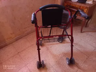 Andador con asiento y ruedas