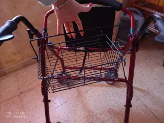 Andador con asiento y ruedas