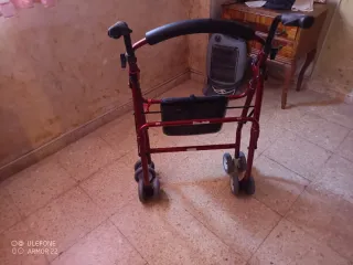 Andador con asiento y ruedas