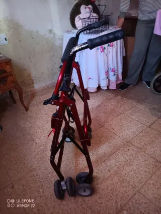 Andador con asiento y ruedas