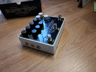 Electro-Harmonix Superego+ Pedal Sintetizador