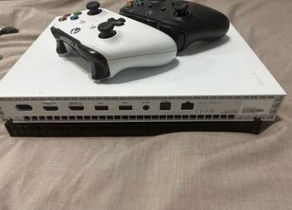 Xbox One X Blanca + 2 Mandos + FC26 y FC25