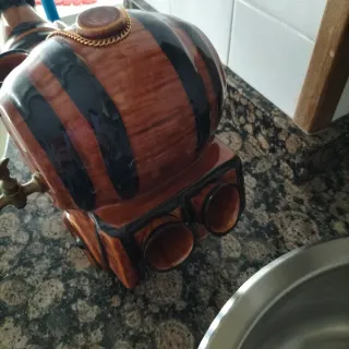 Figura decorativa barril con grifo