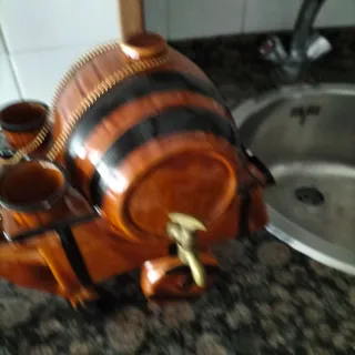 Figura decorativa barril con grifo