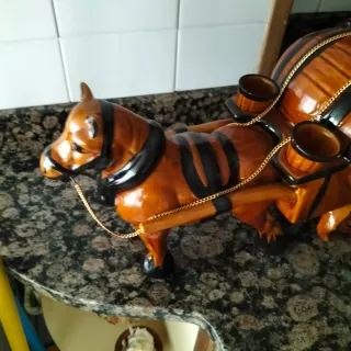 Figura decorativa barril con grifo