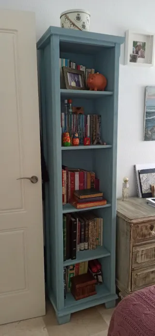 Estantería azul de madera