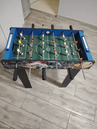 Futbolín azul con figuras rojas y blancas