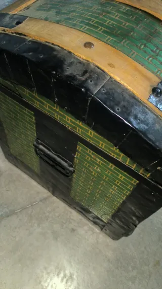 Baúl antiguo verde y dorado