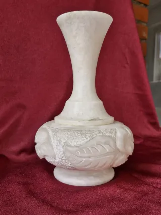 Jarrón de alabastro tallado floral
