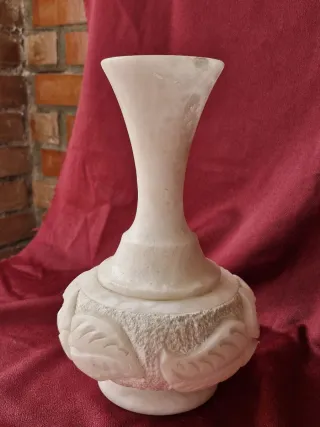 Jarrón de alabastro tallado floral