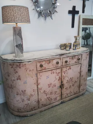 Aparador de madera con diseño floral