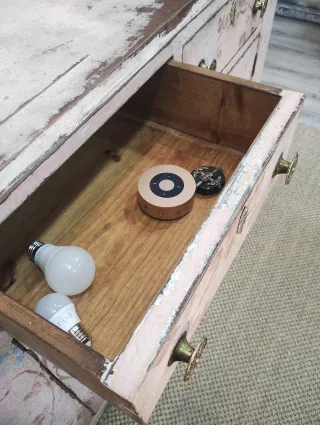 Aparador de madera con diseño floral