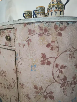 Aparador de madera con diseño floral