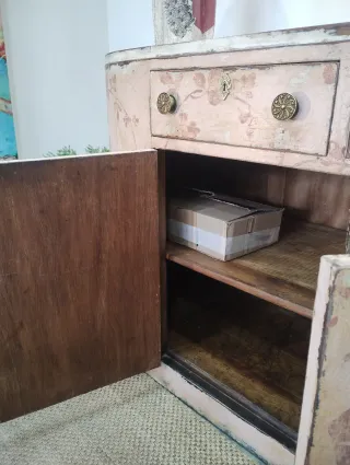 Aparador de madera con diseño floral