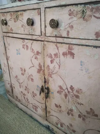 Aparador de madera con diseño floral