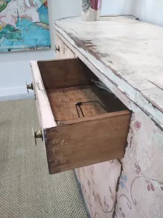 Aparador de madera con diseño floral