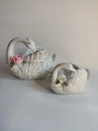 Cisnes de porcelana antiguos con flores