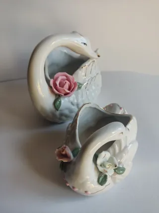 Cisnes de porcelana antiguos con flores