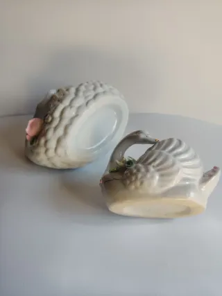 Cisnes de porcelana antiguos con flores
