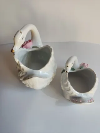 Cisnes de porcelana antiguos con flores