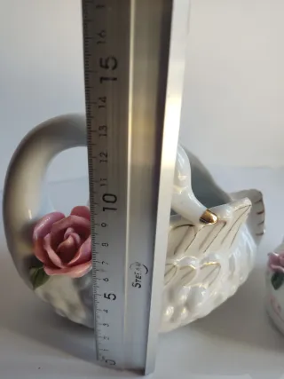 Cisnes de porcelana antiguos con flores