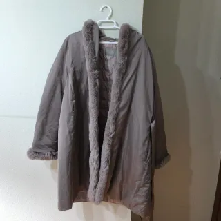 Chaqueta beige con pelo sintético