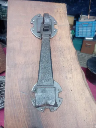 Antigua aldaba de puerta de hierro forjado