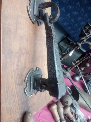 Antigua aldaba de puerta de hierro forjado