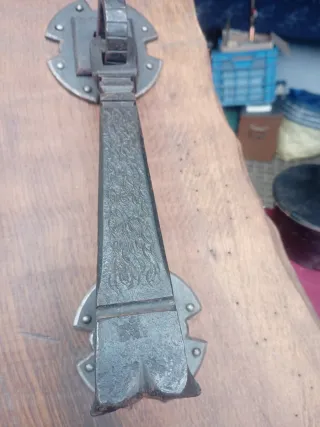 Antigua aldaba de puerta de hierro forjado