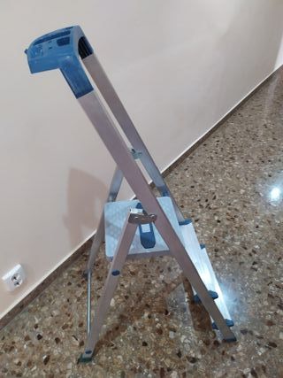 Escalera plegable aluminio 3 peldaños.