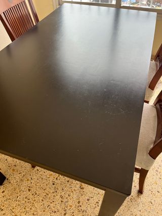 Mesa comedor marrón oscuro con 4 sillas madera