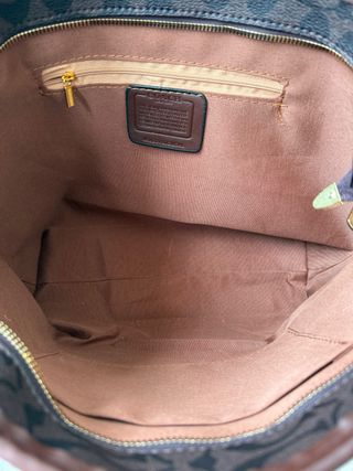 Bolso de hombro marrón con monedero