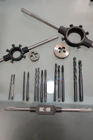 Juego machos y 2 terrajas roscar acero e inox