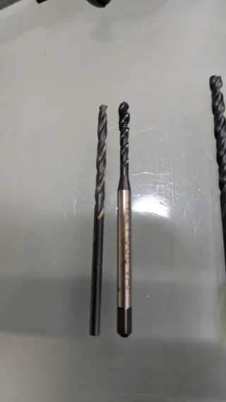 Juego machos y 2 terrajas roscar acero e inox