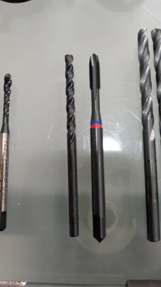 Juego machos y 2 terrajas roscar acero e inox