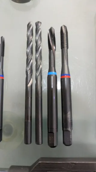 Juego machos y 2 terrajas roscar acero e inox