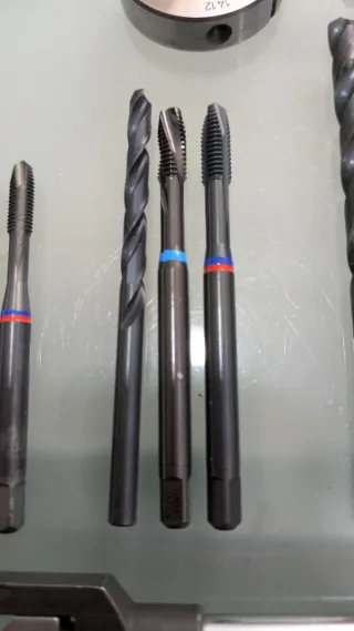 Juego machos y 2 terrajas roscar acero e inox