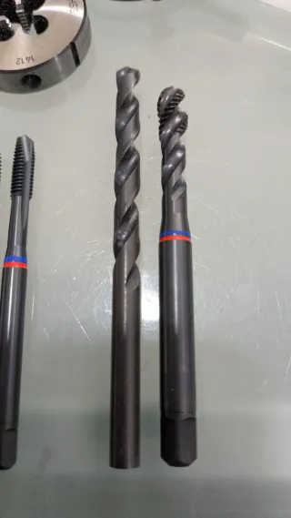 Juego machos y 2 terrajas roscar acero e inox