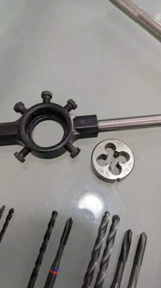 Juego machos y 2 terrajas roscar acero e inox