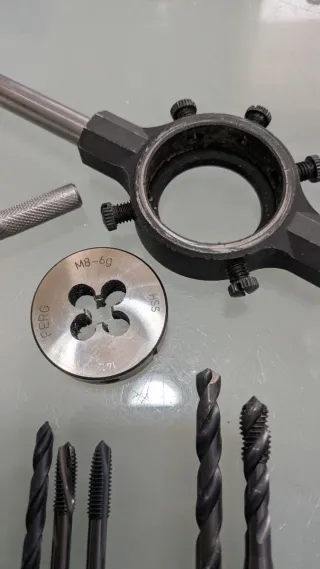 Juego machos y 2 terrajas roscar acero e inox